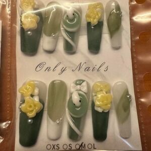 🌿‎ Garden Whimsy Press-On Nail Set 🌿